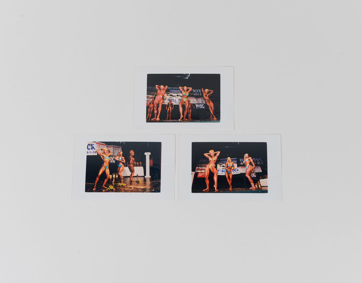 LightFemaleWrestlersonStage_BodyBuilders_2001_SET_495